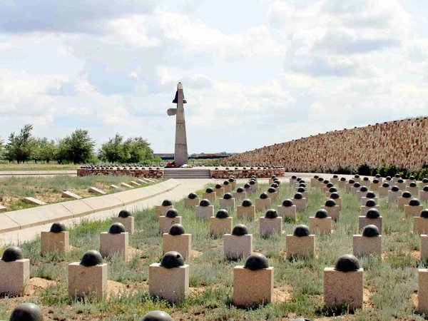 Мемориальное кладбище Россошки + Солдатское поле (на автомобиле путешественников)