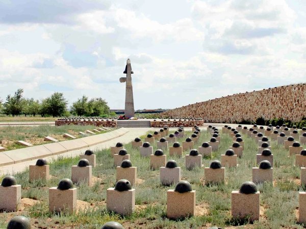 Мемориальное кладбище Россошки + Солдатское поле (на автомобиле путешественников) - фото 1