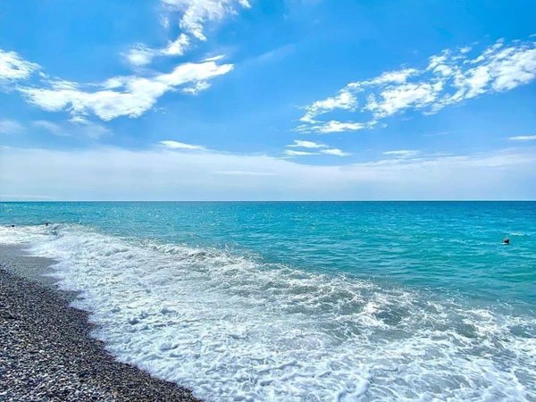 Пицунда: море, сосны и отдых в Голубой лагуне