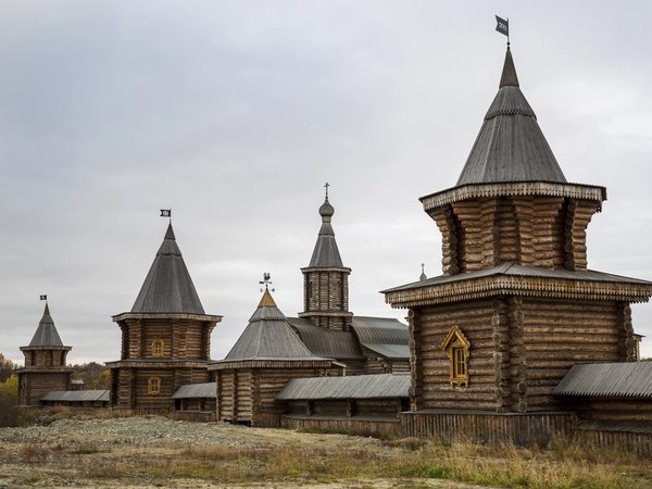 Печенгский монастырь, «Долина славы» и места Юрия Гагарина - фото 1