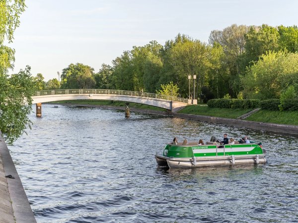 Вдоль Петроградской стороны на групповой водной прогулке - фото 2
