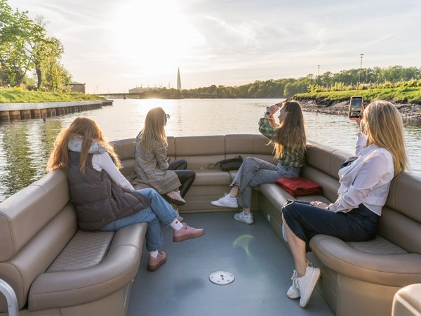 Вдоль Петроградской стороны на групповой водной прогулке - фото 1