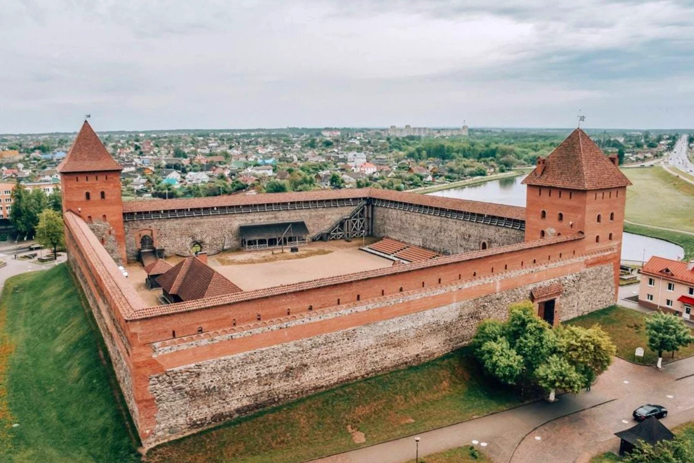 Лидский замок, костёл в Старых Василишках, церковь-крепость в Мурованке и Лидский бровар