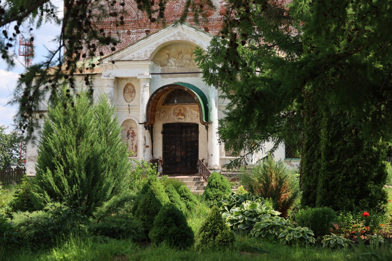 Борисоглебский монастырь и Троице-Сергиев Варницкий монастырь (на вашем авто)