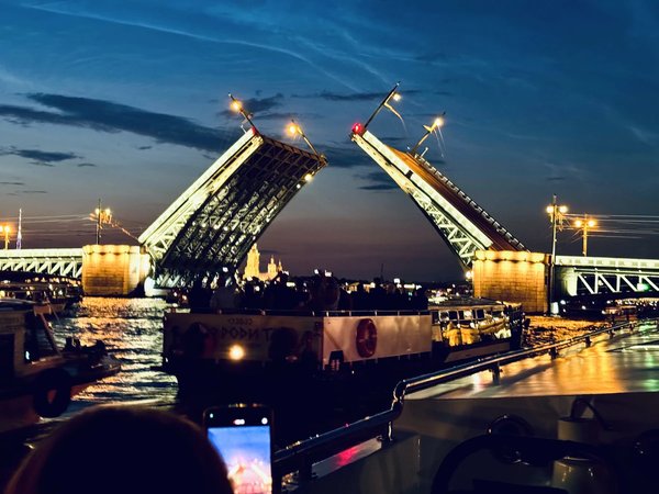 К разводным мостам Петербурга на теплоходе «Афродита»