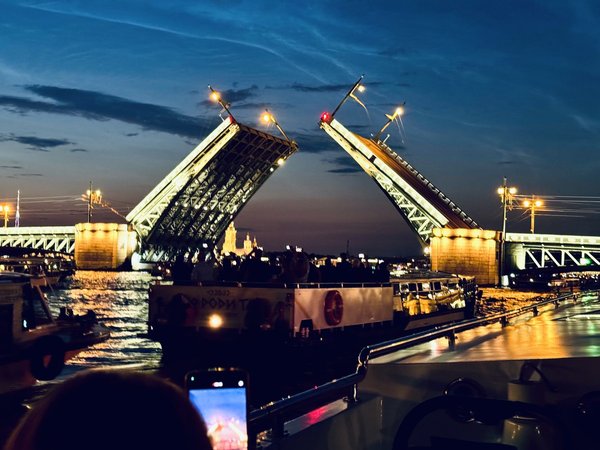 К разводным мостам Петербурга на теплоходе «Афродита» - фото 1