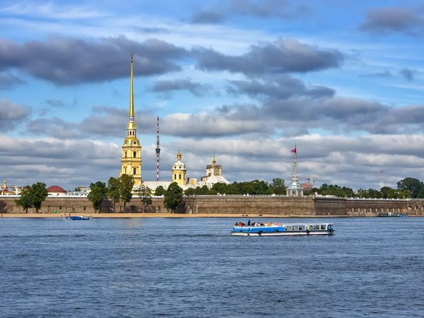 Часовая прогулка на теплоходе от Петропавловской крепости