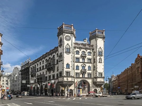С гидом-проводником — по дворам и парадным Петроградской стороны