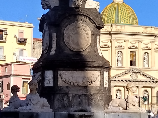 Площадь Меркато — один из символов Неаполя - фото 2