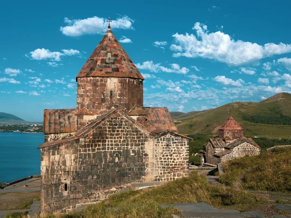 На вершину Цахкадзора и к берегам Севана - фото 1