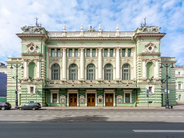 Старый Петербург: от Театральной площади к Новой Голландии - фото 1