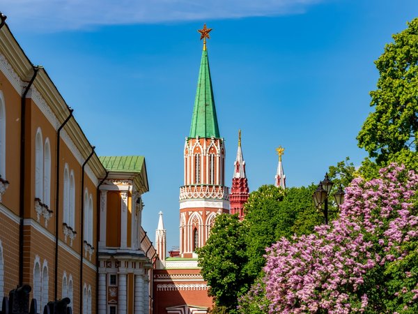 «Москва — это Красная площадь, Москва — это звёзды Кремля...»