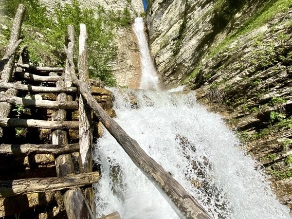 В Шарой из Грозного: башенный комплекс + один из самых высоких водопадов Чечни