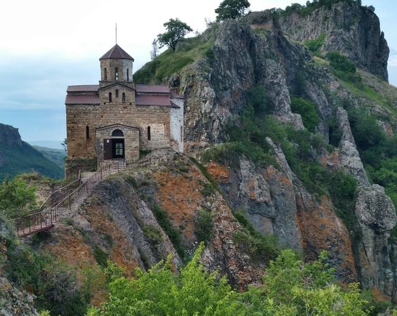 В ущельях спрятанный Домбай