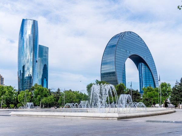 По Баку — с коренным бакинцем