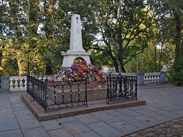 Михайловское, Бугрово и Святогорский монастырь за 1 день (на вашем авто) - фото 2