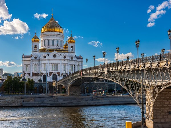 Весь центр за час: круговая теплоходная прогулка от Храма Христа Спасителя
