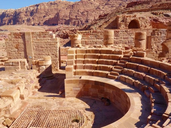 Экскурсия в Петру — древний город, высеченный в скалах - фото 2