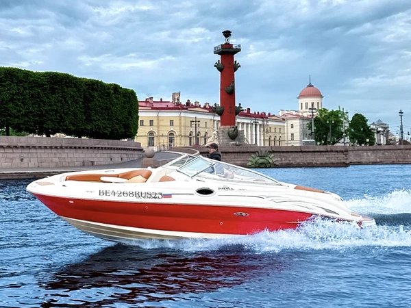 Петербург с воды: прогулка на катере для вашей компании