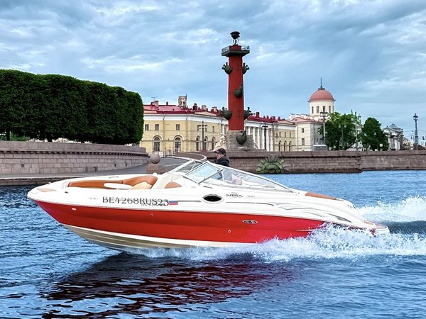 Петербург с воды: прогулка на катере для вашей компании - фото 1