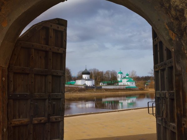 Из Санкт-Петербурга в Псковскую область: Талабские острова, Псков и Печоры - фото 1