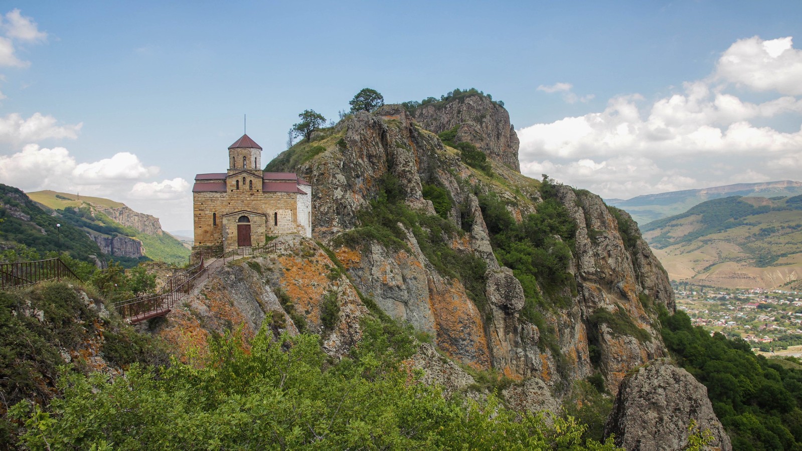 Из Домбая — в Шоанинский храм и Сырные пещеры