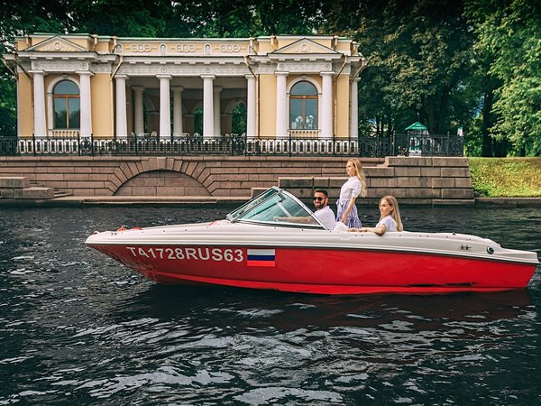 Обзорная прогулка на катере по рекам и каналам Санкт-Петербурга