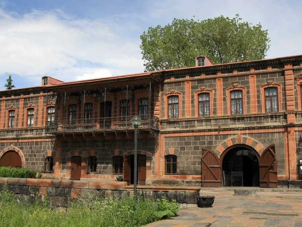 Из Еревана в Гюмри: обзорная экскурсия, музей Дзитохцянц и Чёрная крепость - фото 2