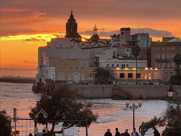 Морская прогулка на катамаране с вином и закусками (из Барселоны) - фото 2