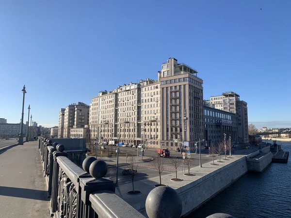 Экскурсия по Дому на набережной с его жителем + выход на панорамную крышу