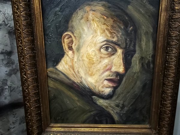 По замку–музею Длиннорукого мастера в Ереване — с его хозяином - фото 3