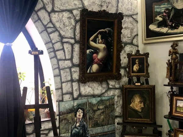 По замку–музею Длиннорукого мастера в Ереване — с его хозяином - фото 2