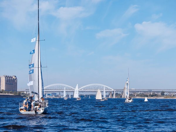 Прогулка на яхте вдоль берега Нижнего Новгорода с экскурсией и пикником - фото 4