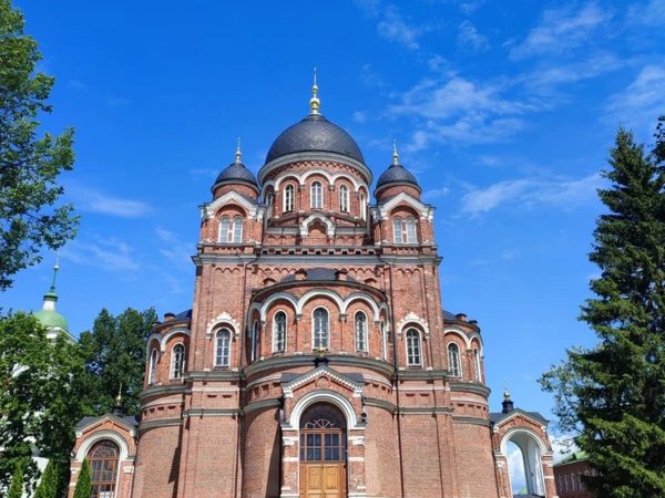 Славное Бородинское поле, загадочный Ново-Никольский собор и большой сафари-парк (на вашем авто)