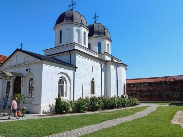 По следам Дракулы — из Бухареста в монастырь Комана - фото 1