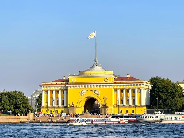 Трансфер из аэропорта или вокзала с обзорной экскурсией по Петербургу - фото 1