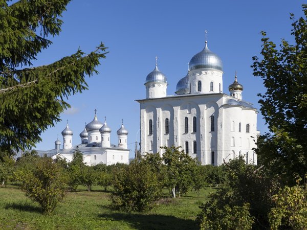 Хутынский и Юрьев монастыри — древние святыни Великого Новгорода (на вашем авто)