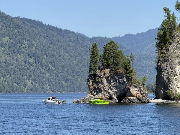По Телецкому озеру на катере с прогулкой к водопадам - фото 2