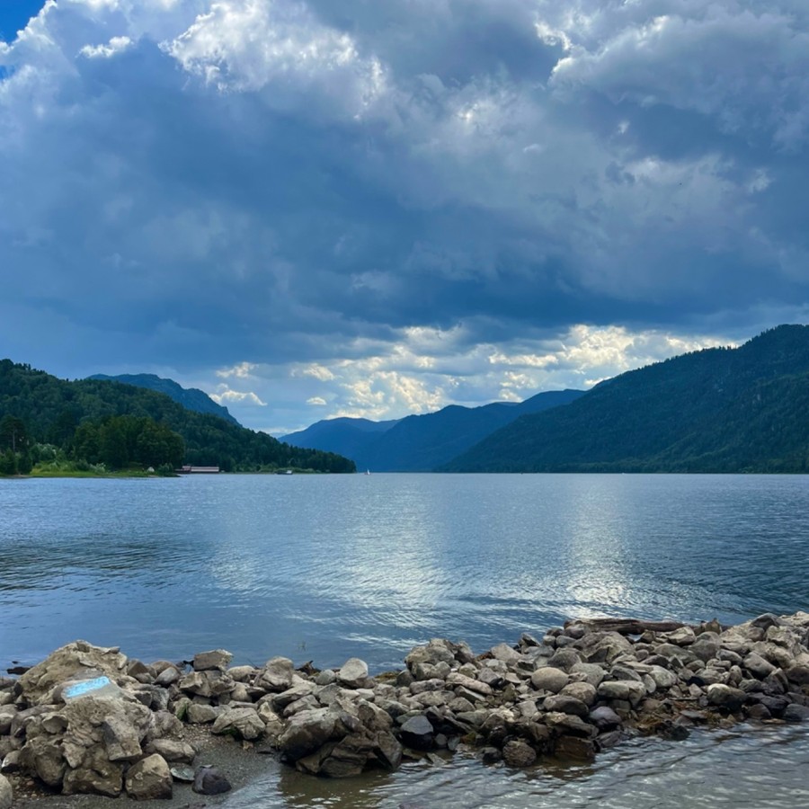 По Телецкому озеру на катере с прогулкой к водопадам
