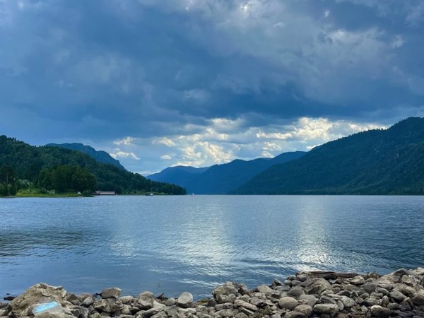 По Телецкому озеру на катере с прогулкой к водопадам - фото 1