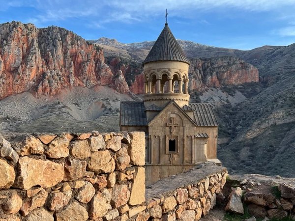 Монастыри Татев и Нораванк, водопад Шаки и винодельня Арени - фото 1