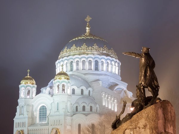 Петра творения за выходные из Москвы: Северная столица, Кронштадт, Петергоф