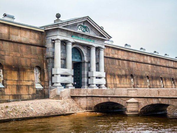 Петропавловская крепость: тюрьма, подземный ход и усыпальница царей - фото 1