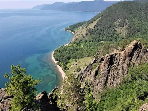 Треккинг по экотропе вдоль озера Байкал