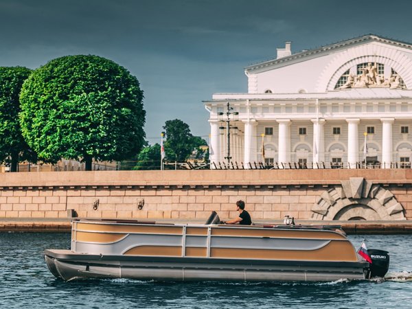 По рекам и каналам Петербурга — на катамаране