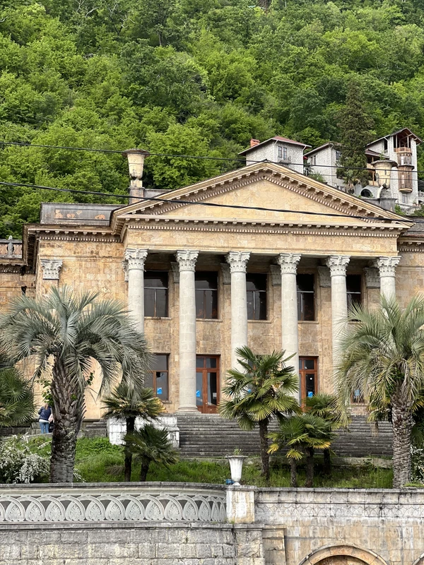 Живописные руины храма Амбара и сказочный лес