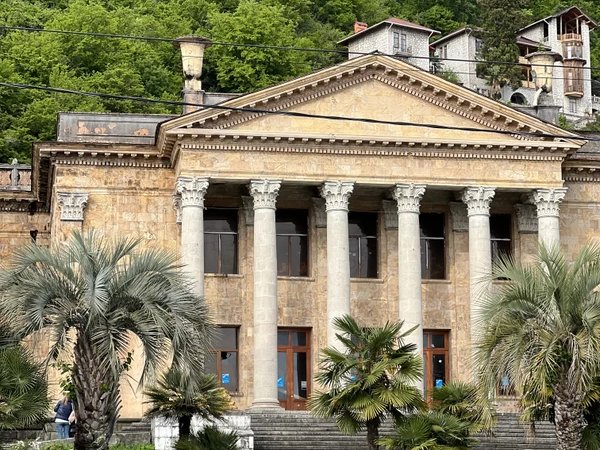 Живописные руины храма Амбара и сказочный лес