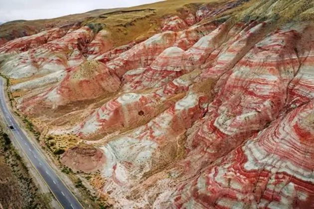 Фото экскурсии - Розовое озеро, Радужные горы, гора Бешбармаг и проба икры - 7