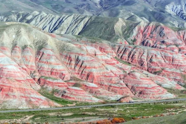 Фото экскурсии - Розовое озеро, Радужные горы, гора Бешбармаг и проба икры - 15