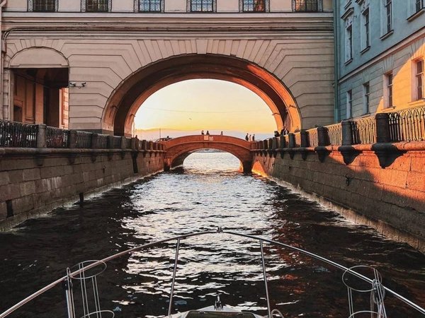 На катере — к разводным мостам ночного Петербурга